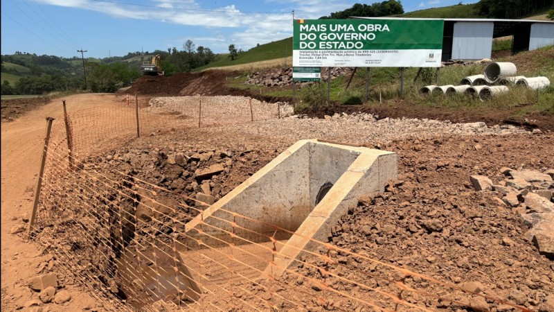 A foto mostra um trecho em obras do acesso municipal a Novo Tiradentes