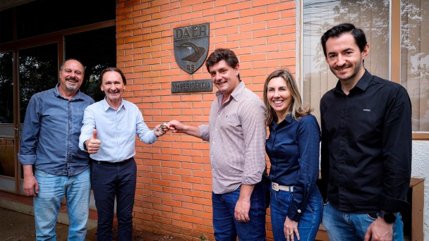 A foto mostra o ato de entrega das chaves da regional do Daer em Lajeado.