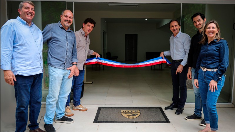 A foto mostra o descerramento da placa de inauguração da nova sede do Daer.