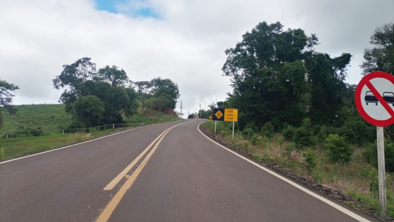 A foto mostra um trecho já asfaltado e pavimentado do acesso a Itatiba do Sul.