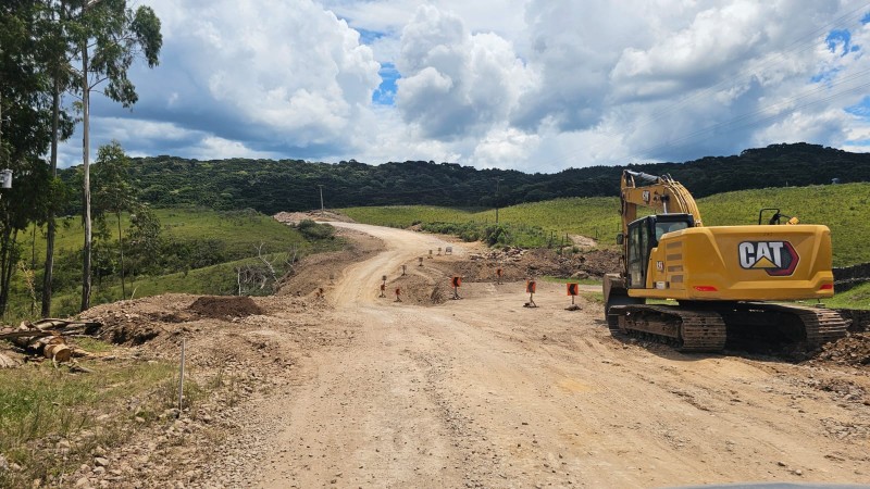 Ações de terraplenagem, pavimentação e drenagem são executadas nos primeiros 3,5 quilômetros da rodovia