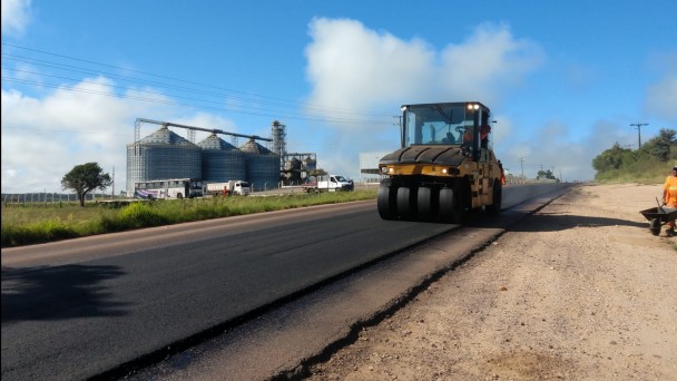 A foto mostra um rolo compressor no trecho em obras da RSC-471, no Vale do Rio Pardo