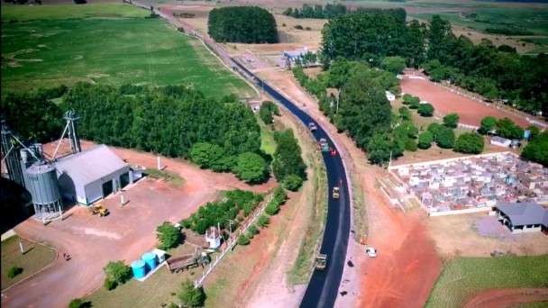 A foto aérea mostra um trecho em pavimentação da VRS-805, acesso municipal a Jari.