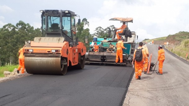A foto mostra máquinas e operários trabalhando na pavimentação do acesso municipal a Ametista do Sul.