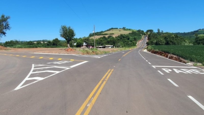 A foto mostra um trecho já sinalizado e pavimentado do acesso municipal a Novo Tiradentes.