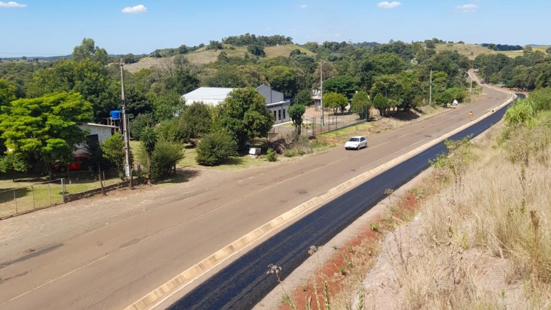 A foto mostra um trecho em obras da rodovia que liga aldeias indígenas entre Planalto e a ERS-406.