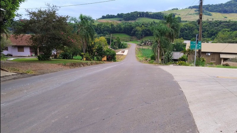 A foto mostra um trecho pavimentado da VRS-811, em Travesseiro