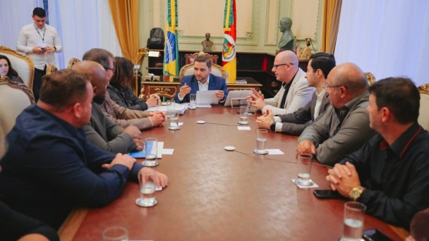 Reunião entre Gabriel Souza e demais autoridades no Palácio Piratini