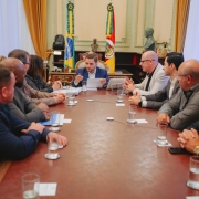 Reunião entre Gabriel Souza e demais autoridades no Palácio Piratini