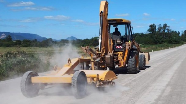 A foto mostra obras de pavimentação na rodovia ERS-348, entre Ivorá e Faxinal do Soturno.