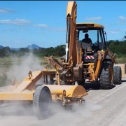 A foto mostra obras de pavimentação na rodovia ERS-348, entre Ivorá e Faxinal do Soturno.