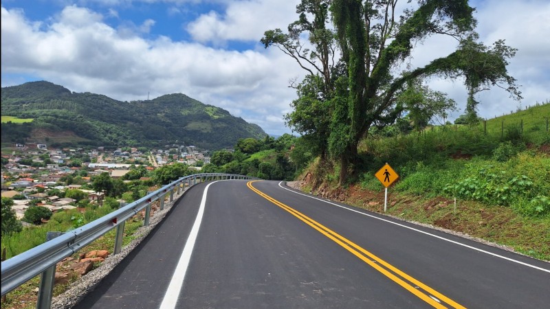 A foto mostra o acesso a Pinhal Grande já pavimentado e sinalizado.