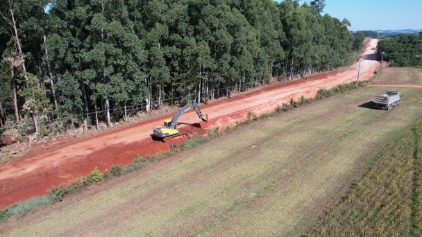 A foto aérea mostra trabalhos de pavimentação no acesso asfáltico a Lagoão.