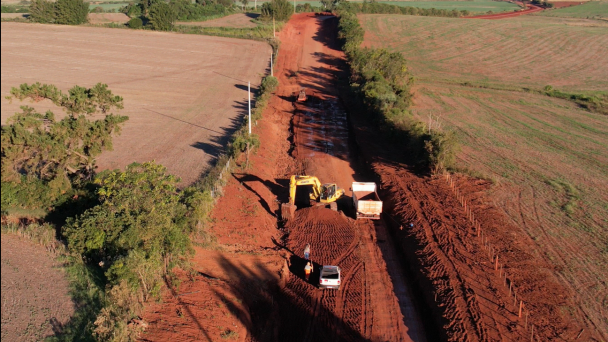 A foto aérea mostra obras do acesso a Garruchos, no noroeste do RS.