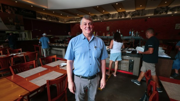 Imagem do entrevistado Romeu Cozer dentro do seu restaurante.