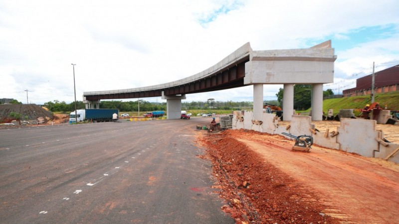 Viaduto em construção na rodovia 118.
