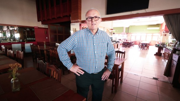 Foto do entrevistado Valter Carboni dentro do seu restaurante.