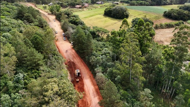 A foto aérea mostra as obras de terraplenagem no acesso a Barão do Triunfo pela ERS-711