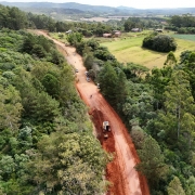 A foto aérea mostra as obras de terraplenagem no acesso a Barão do Triunfo pela ERS-711