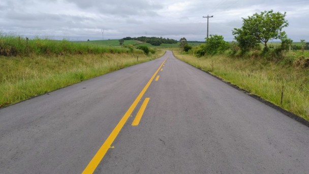 Imagem de estrada asfaltada.