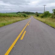 Imagem de estrada asfaltada.