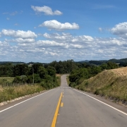 Rodovia pavimentada sem carros.