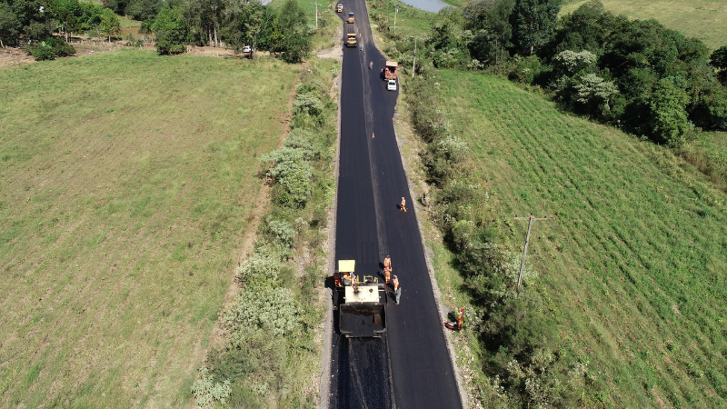 Imagem &aacute;rea de rodovia sendo pavimentada