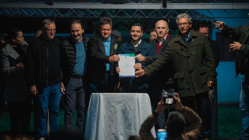 Vice-governador e outras lideran&ccedil;as seguram contrato assinado mostrando para plateia