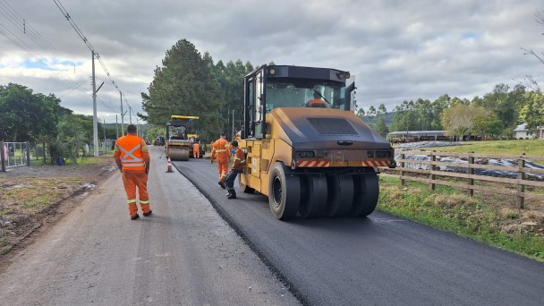 A foto mostra obras de recupera&ccedil;&atilde;o asf&aacute;ltica na VRS-836, em Vera Cruz