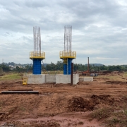 A foto mostra o in&iacute;cio da constru&ccedil;&atilde;o dos pilares da Ponte dos Vales, em Estrela
