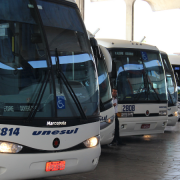 Imagem mostra &ocirc;nibus de viagem enfileirados nos boxes da rodovi&aacute;ria de Porto Alegre