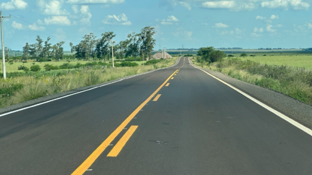 Imagem mostra rodovia pavimentada e sinalizada