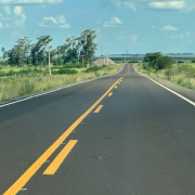 Imagem mostra rodovia pavimentada e sinalizada
